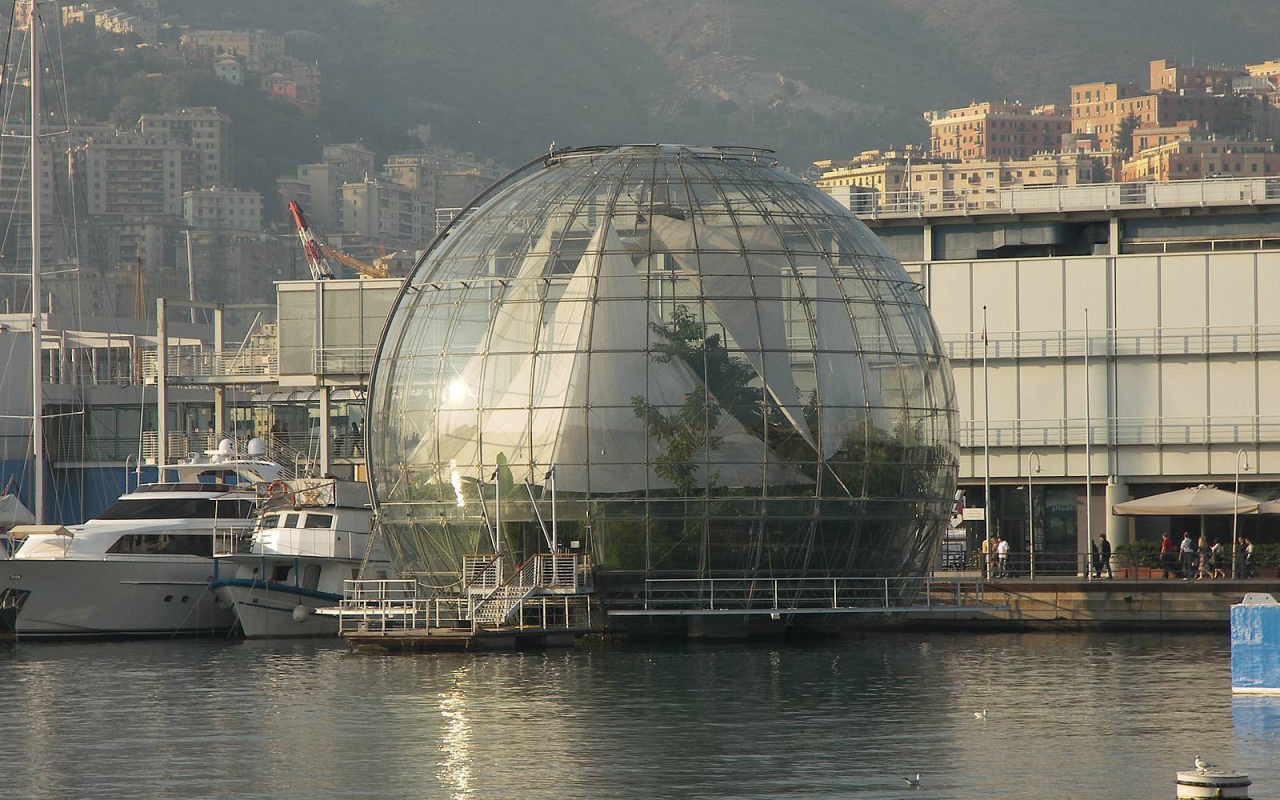 Стеклянный шар в Генуе, Италия