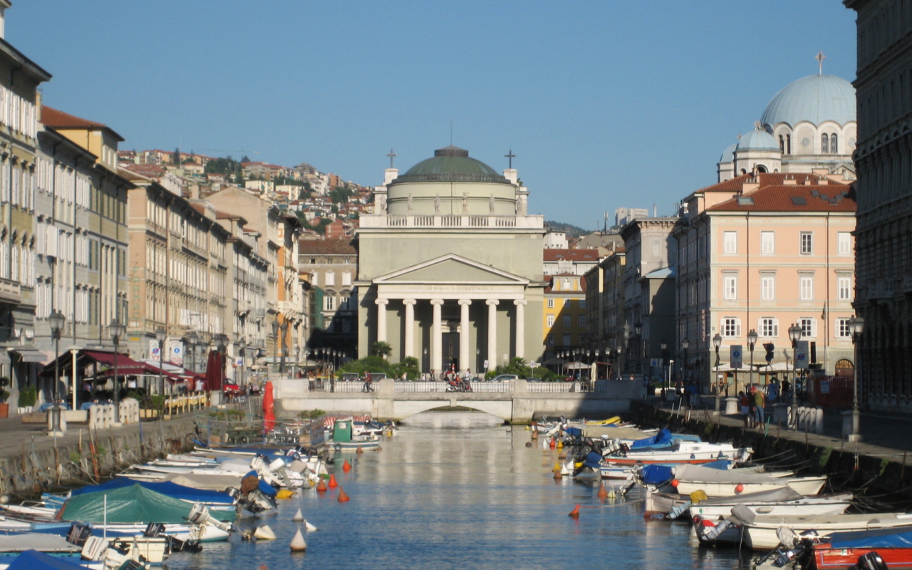 Большой канал на курорте в Триесте, Италия