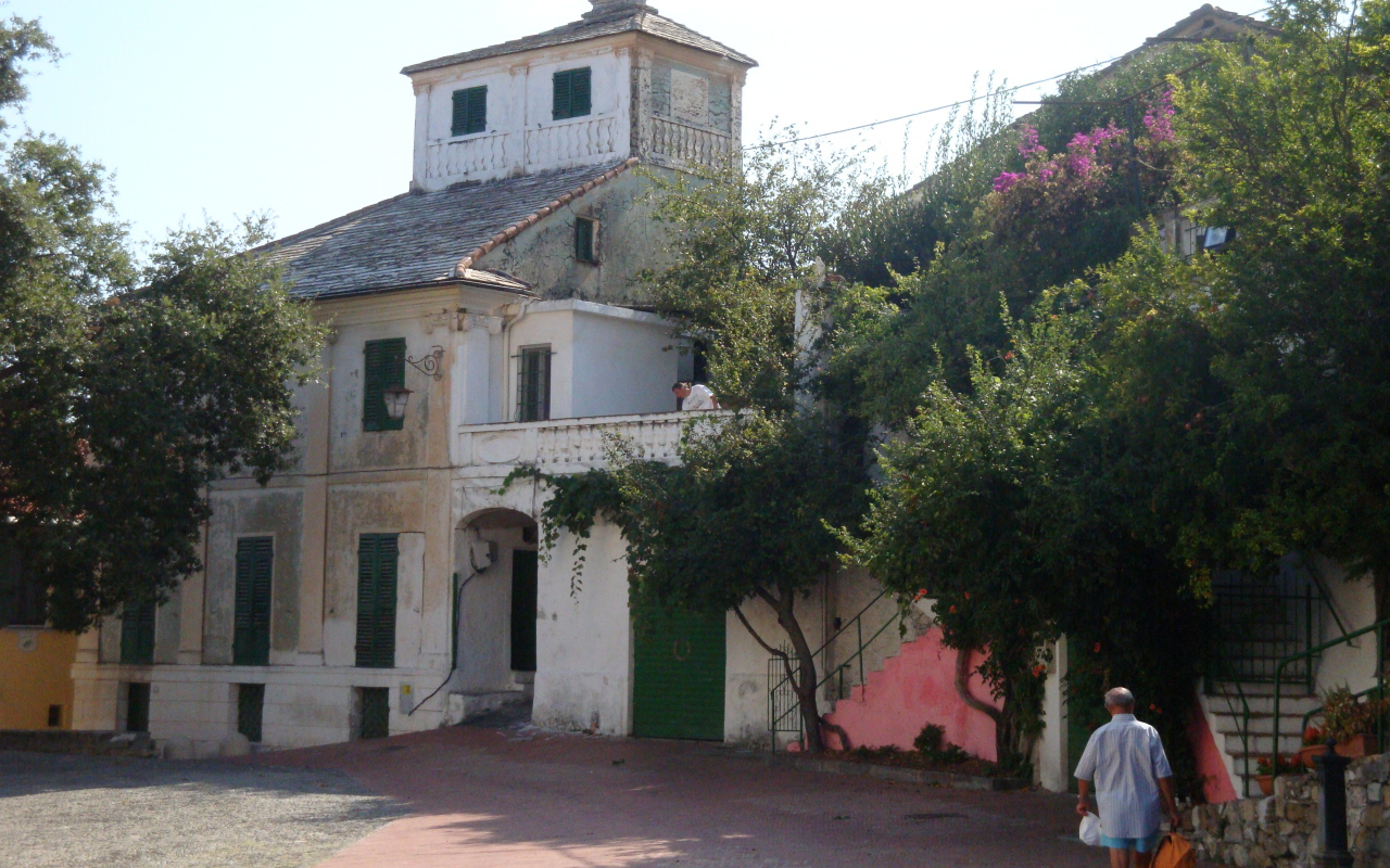 Старинное здание на курорте Сан Бартоломео Аль Маре, Италия