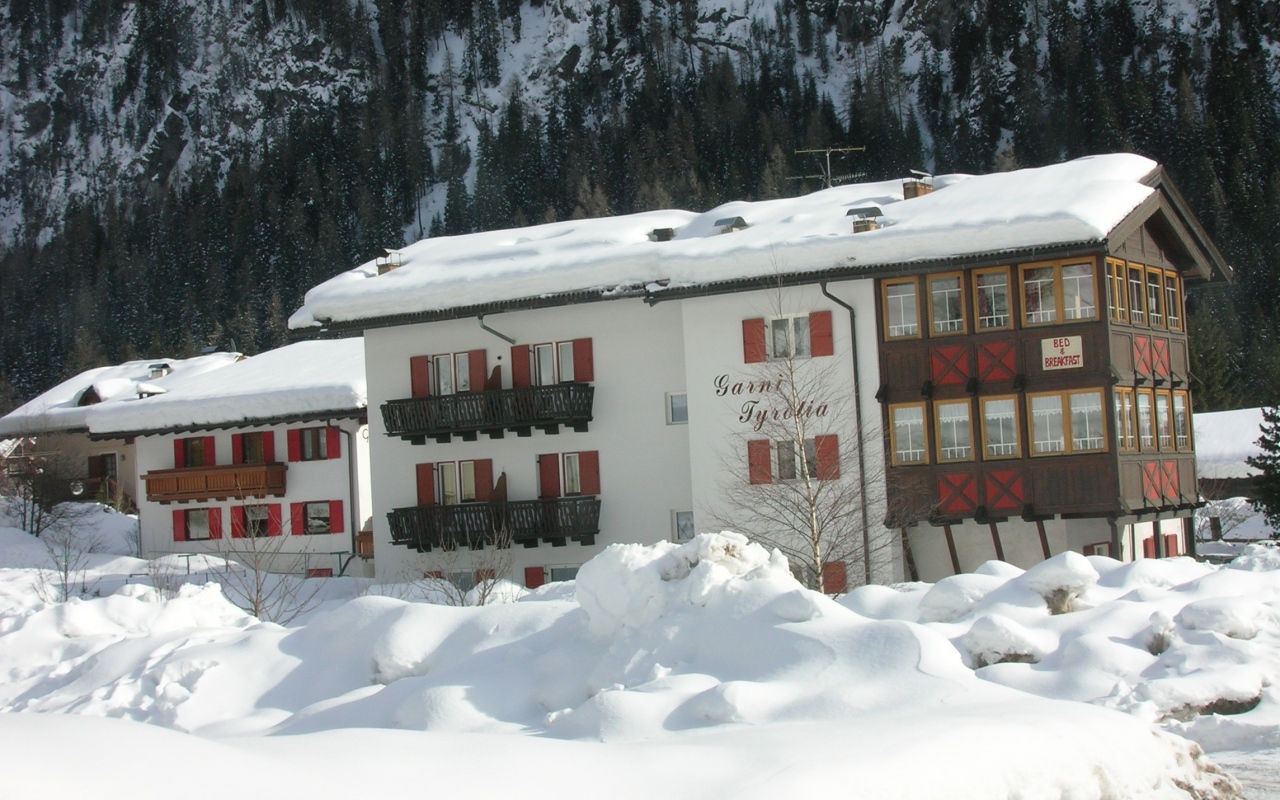 Дом на фоне гор на горнолыжном курорте Валь-Ди-Фасса, Италия