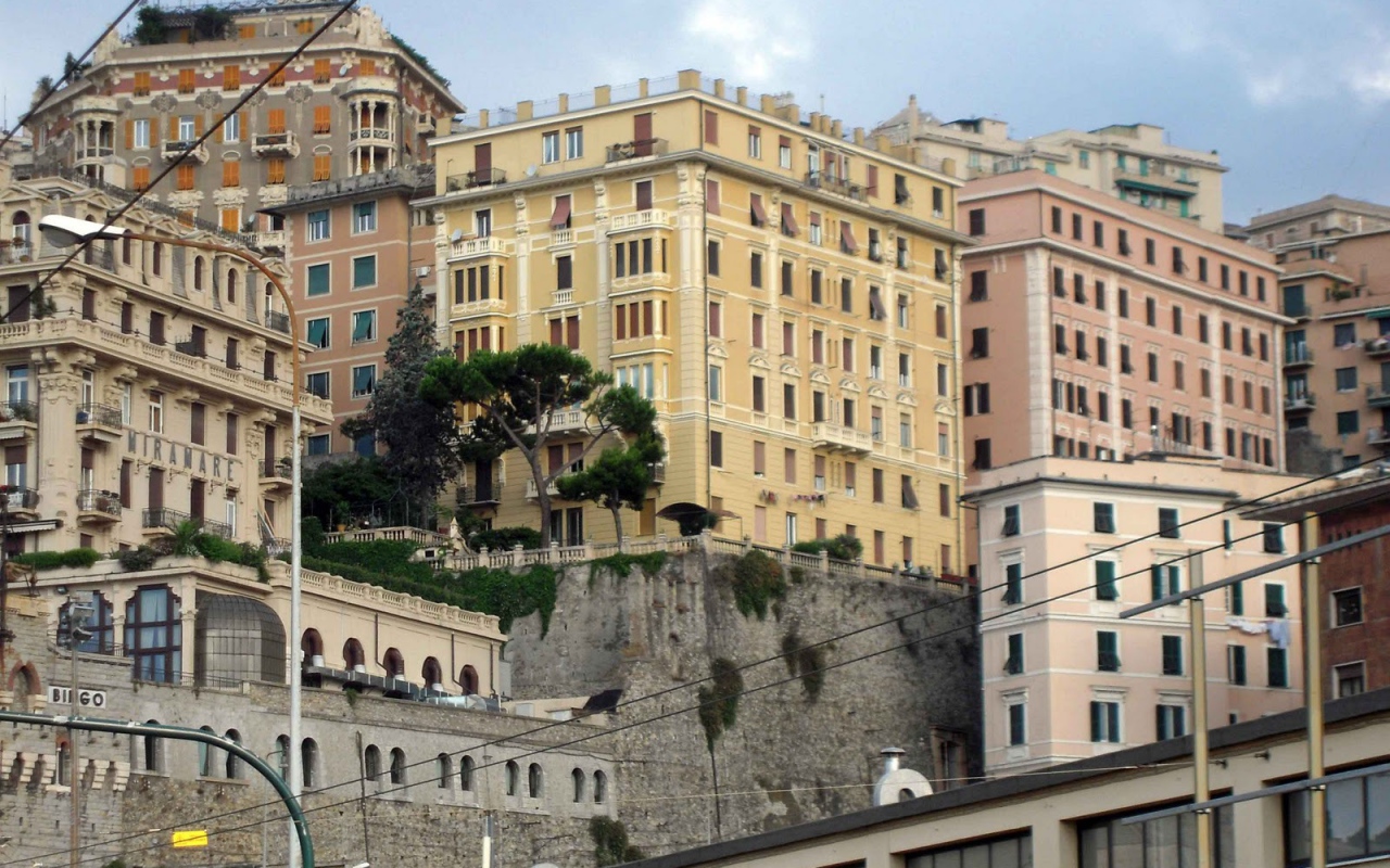 Дома на склоне в Генуе, Италия