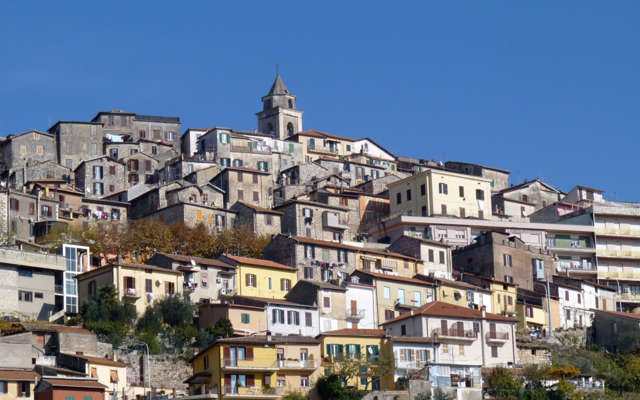 Дома на склоне горы на курорте Фьюджи, Италия