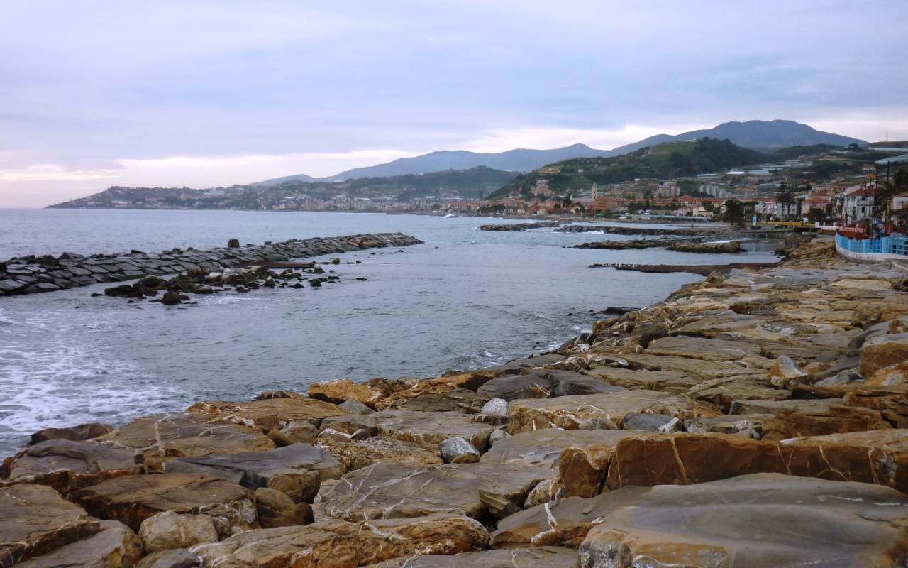 Дома на набережной в Санто Стефано аль Маре, Италия