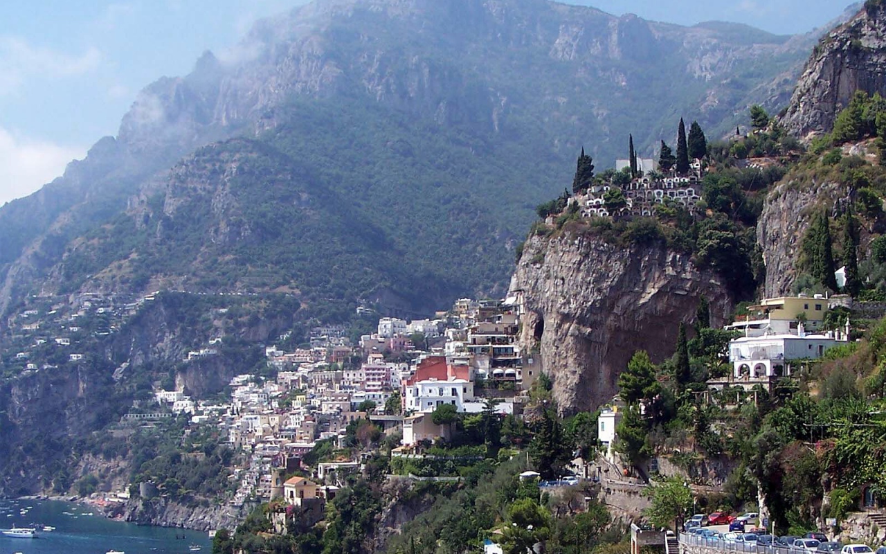 Дома на скале в Неаполе, Италия