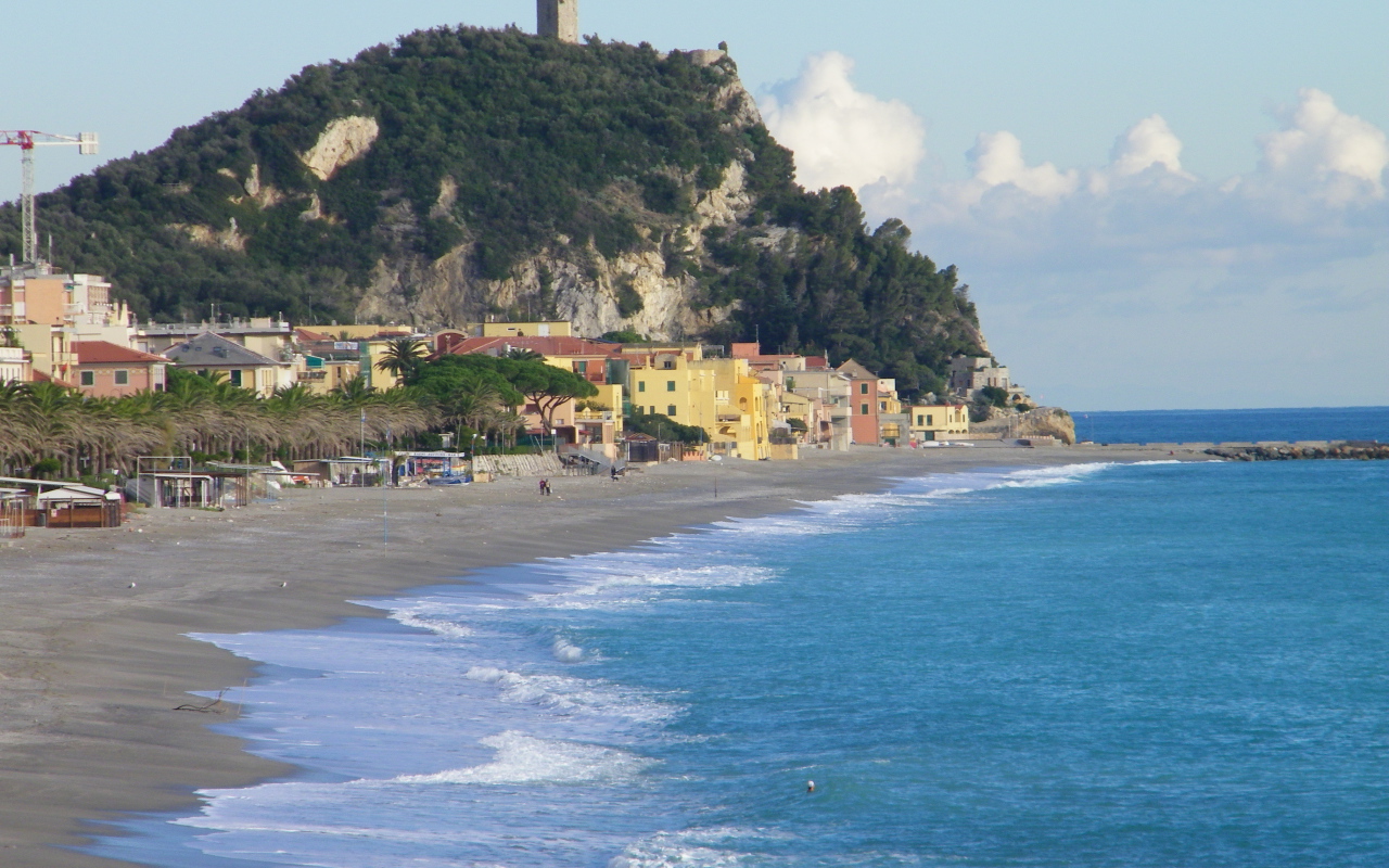 Гора на побережье на курорте Финале Лигуре, Италия