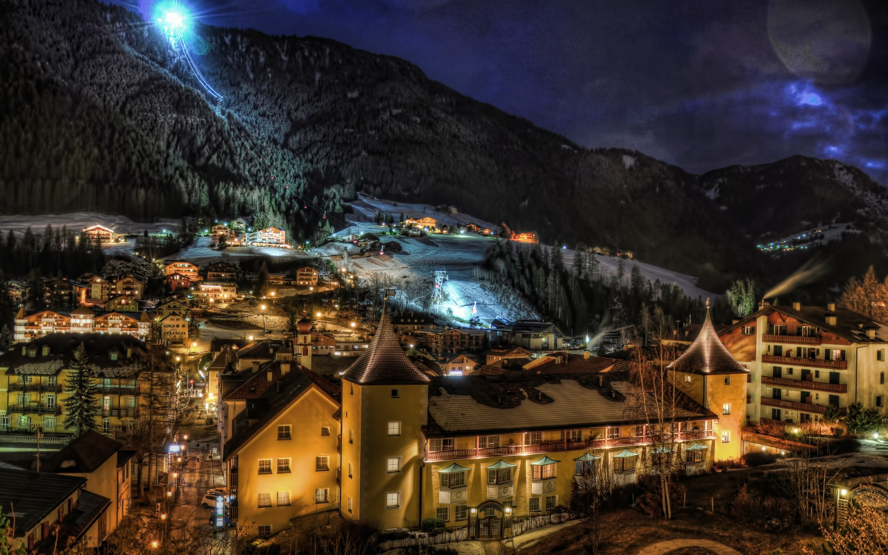 Ночные огни на курорте Ортизей, Италия