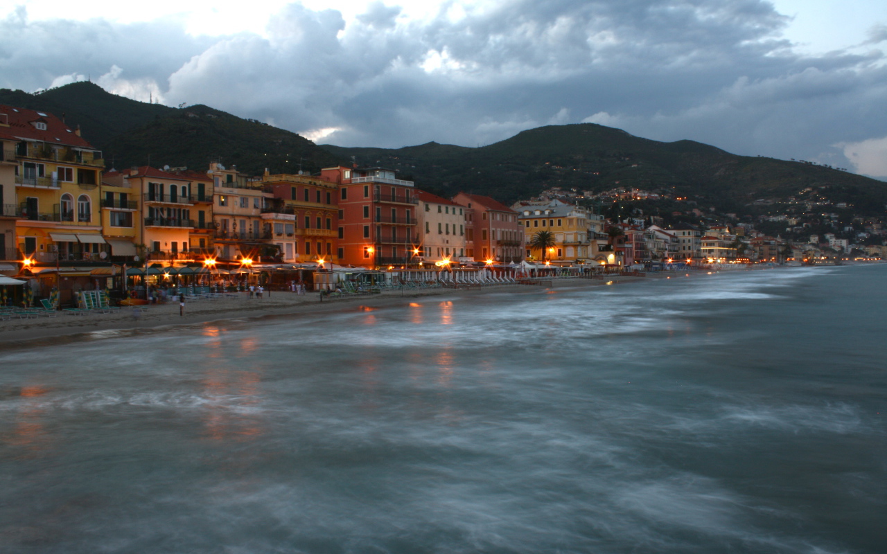 Ночные огни на курорте Алассио, Италия