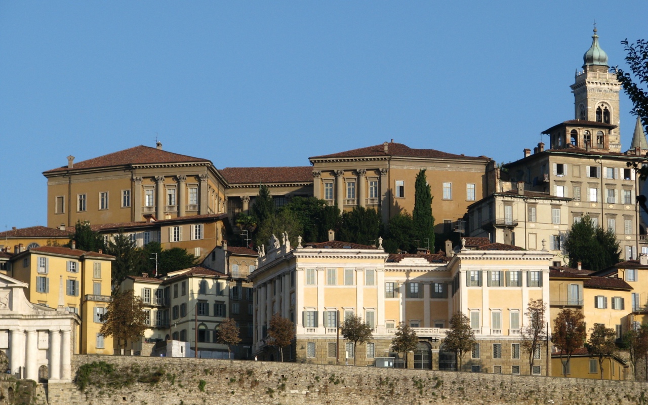 Старинные здания в Бергамо, Италия