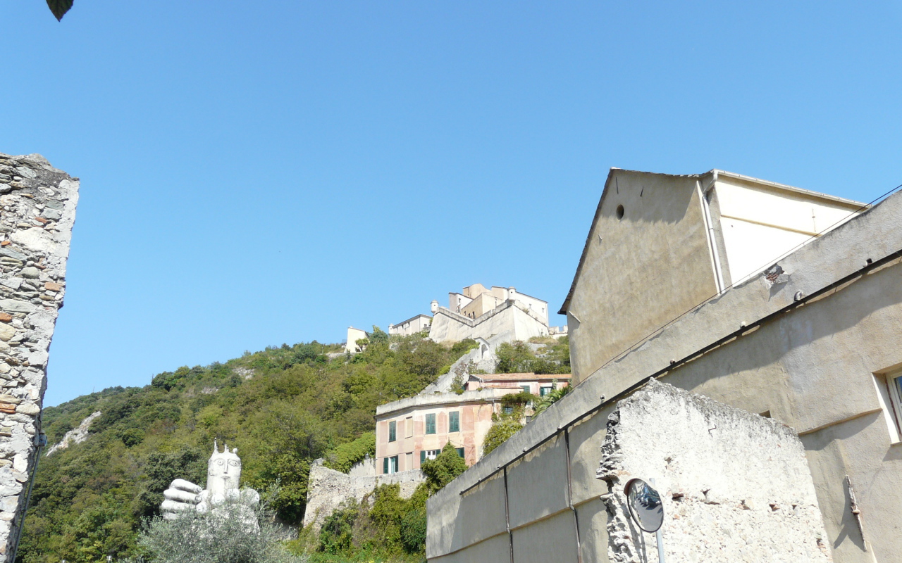 Старинные здания на курорте Финале Лигуре, Италия