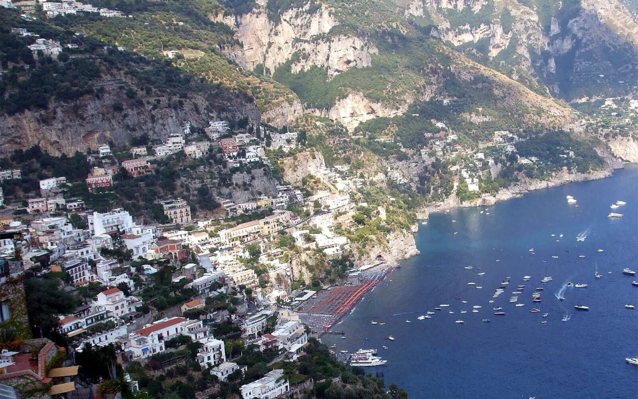 Панорама города на курорте Позитано, Италия