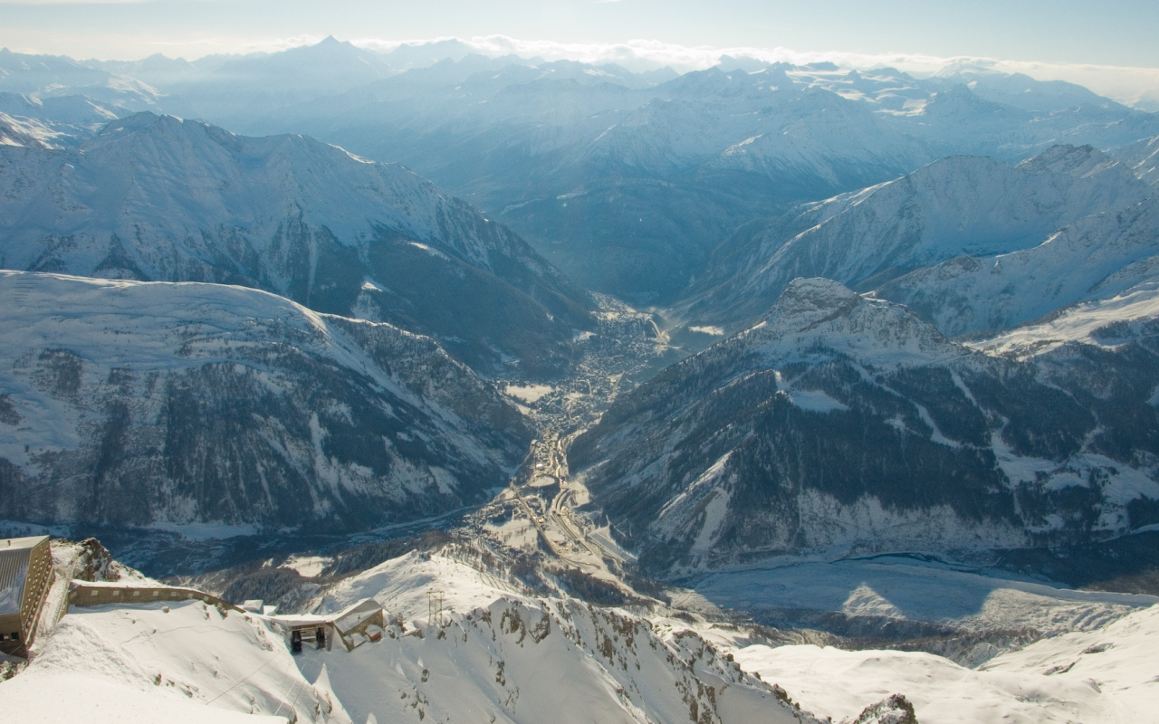 Панорама города на горнолыжном курорте Курмайор, Италия