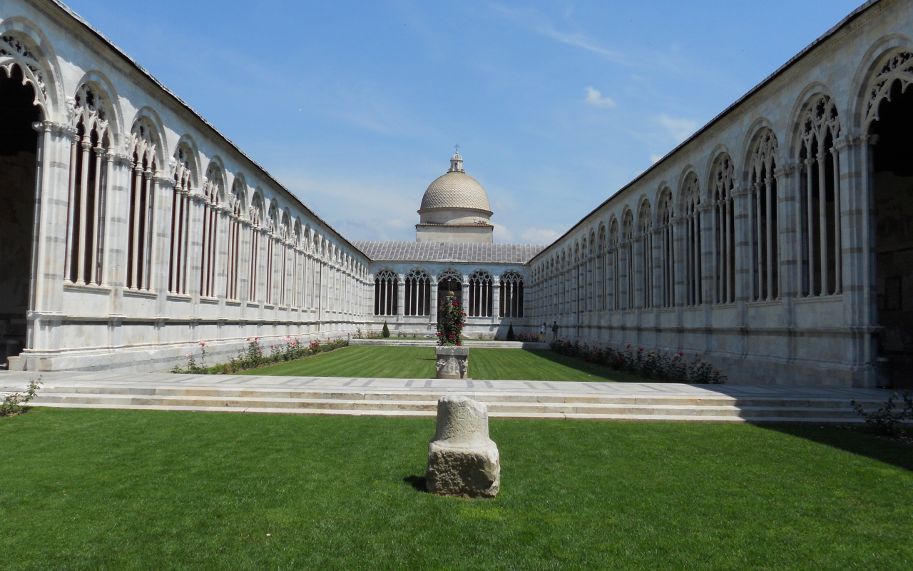 Внутренний дворик собора в Пизе, Италия