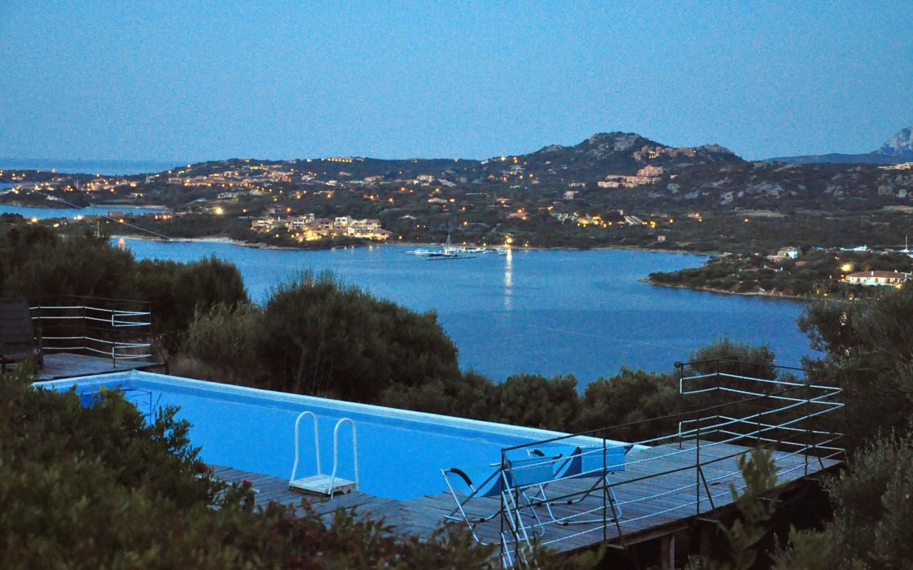 Бассейн на побережье на курорте Коста Смеральда, Италия