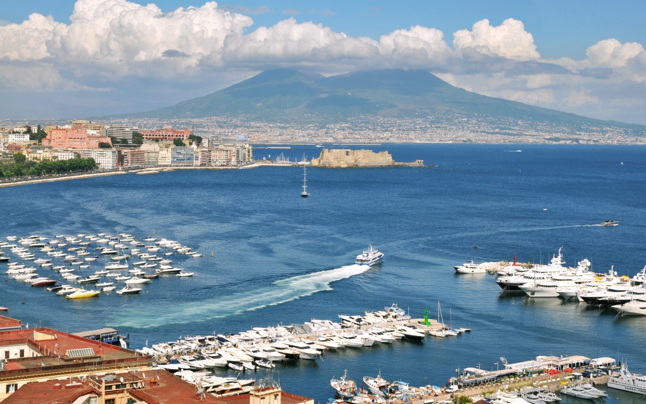 Порт в Неаполе, Италия