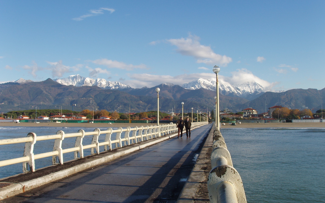 Набережная на курорте Форте дей Марми, Италия