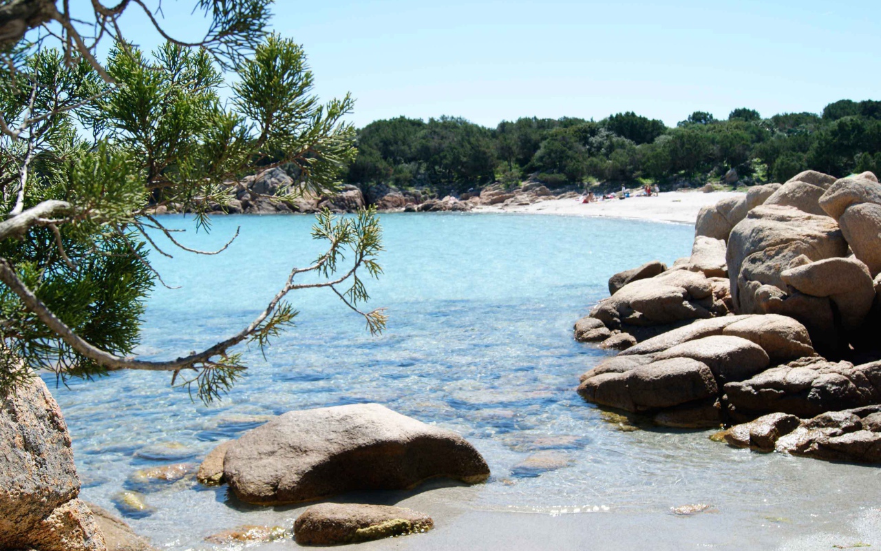 Тихий залив на курорте Коста Смеральда, Италия