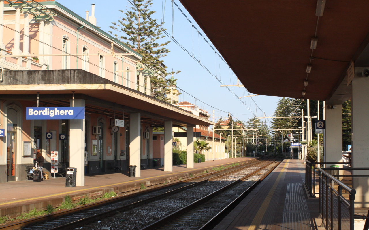 Железнодорожный вокзал на курорте Бордигера, Италия