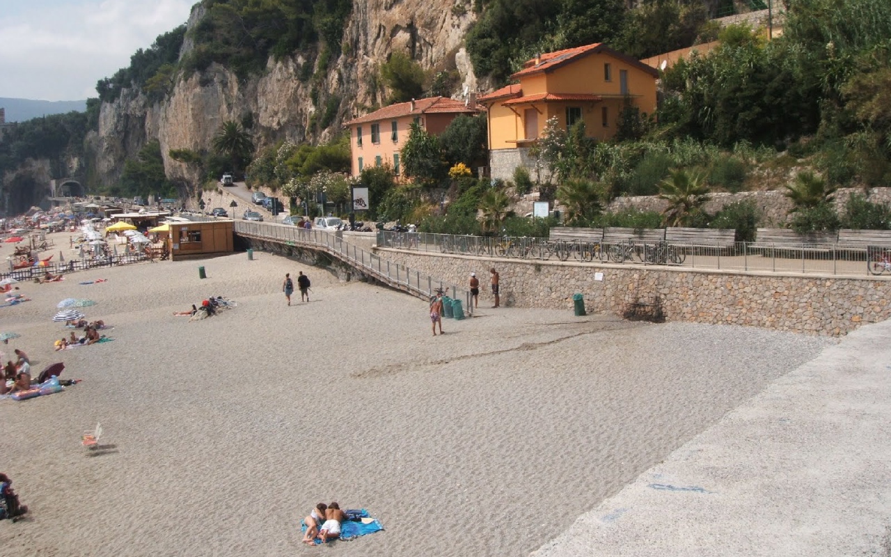 Отдых на пляже на курорте Финале Лигуре, Италия