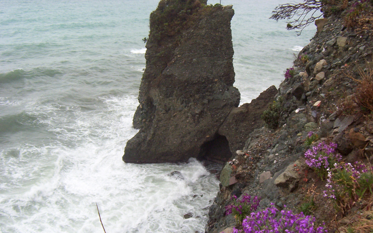 Скала у берега на курорте Челле Лигуре, Италия