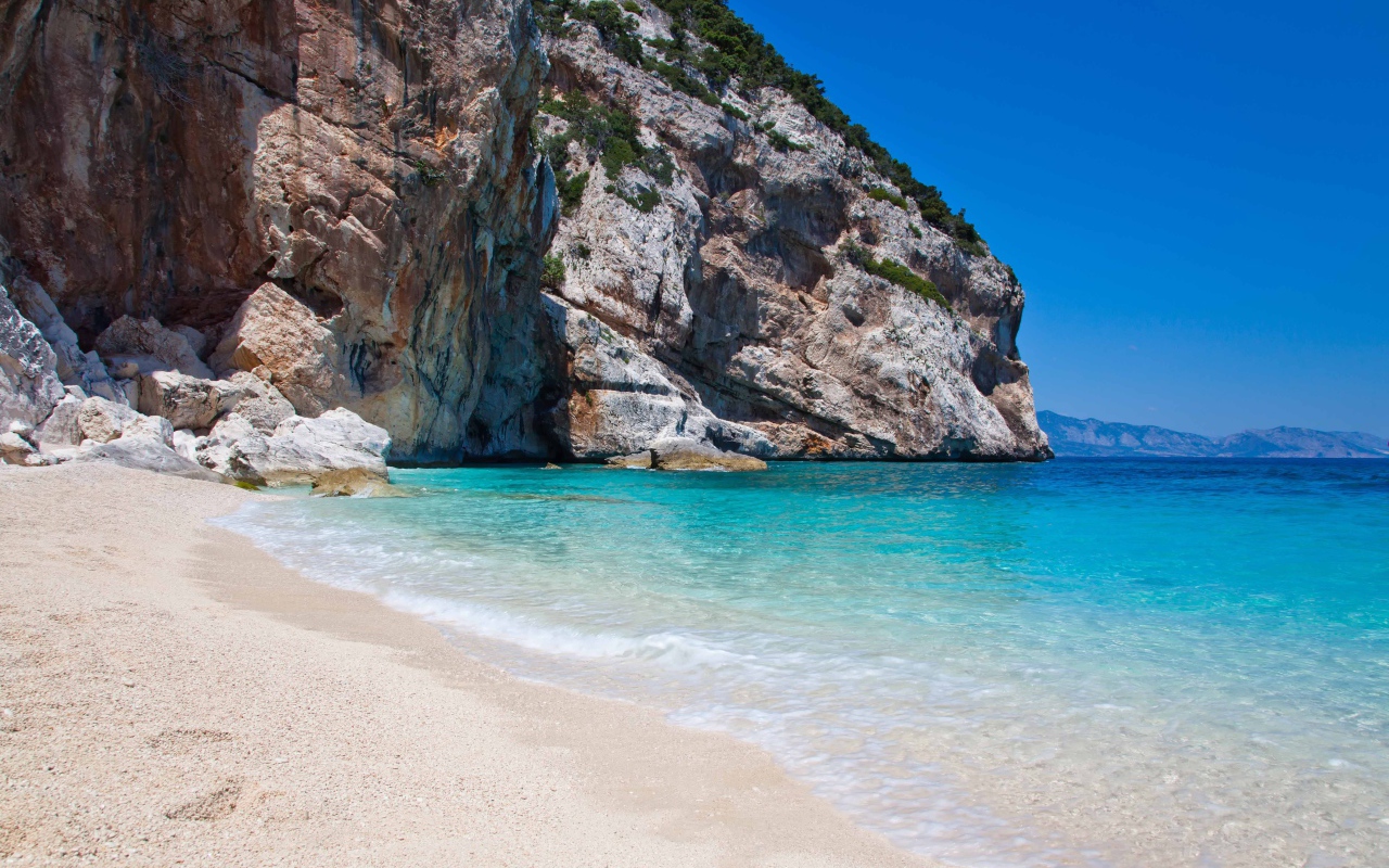 Скала на побережье на курорте Коста Смеральда, Италия