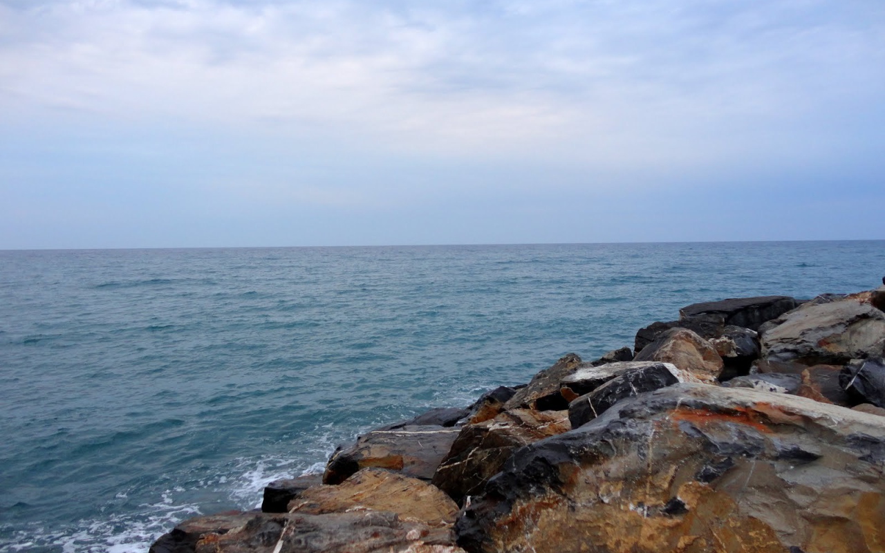 Каменистый берег на курорте Диано Марино, Италия