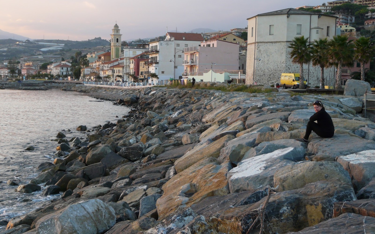 Каменистый берег в Санто Стефано аль Маре, Италия