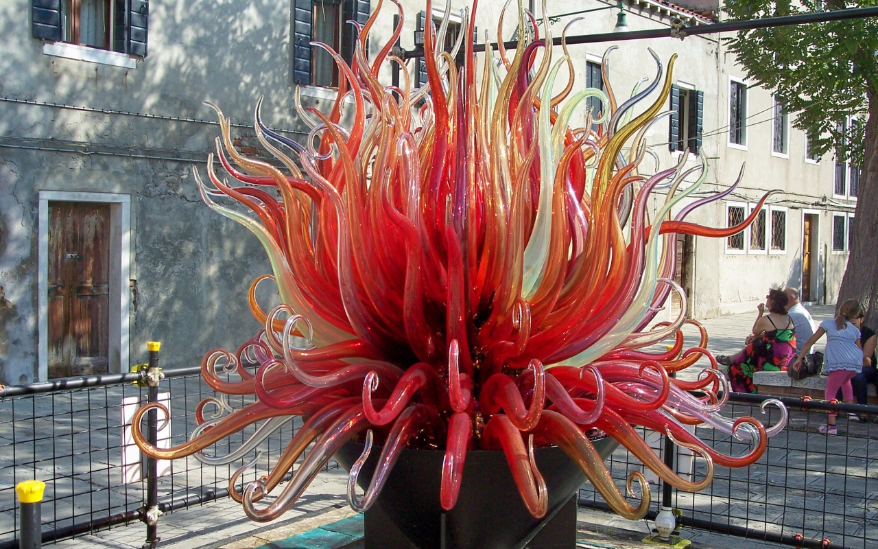 Скульптура из красного стекла на острове Мурано, Италия