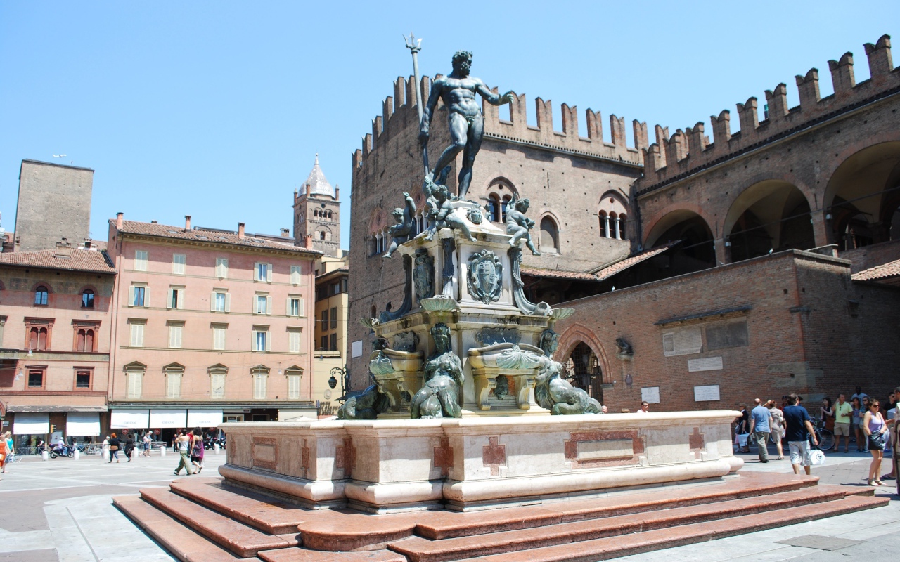 Скульптура на площади на курорте Пизавр, Италия