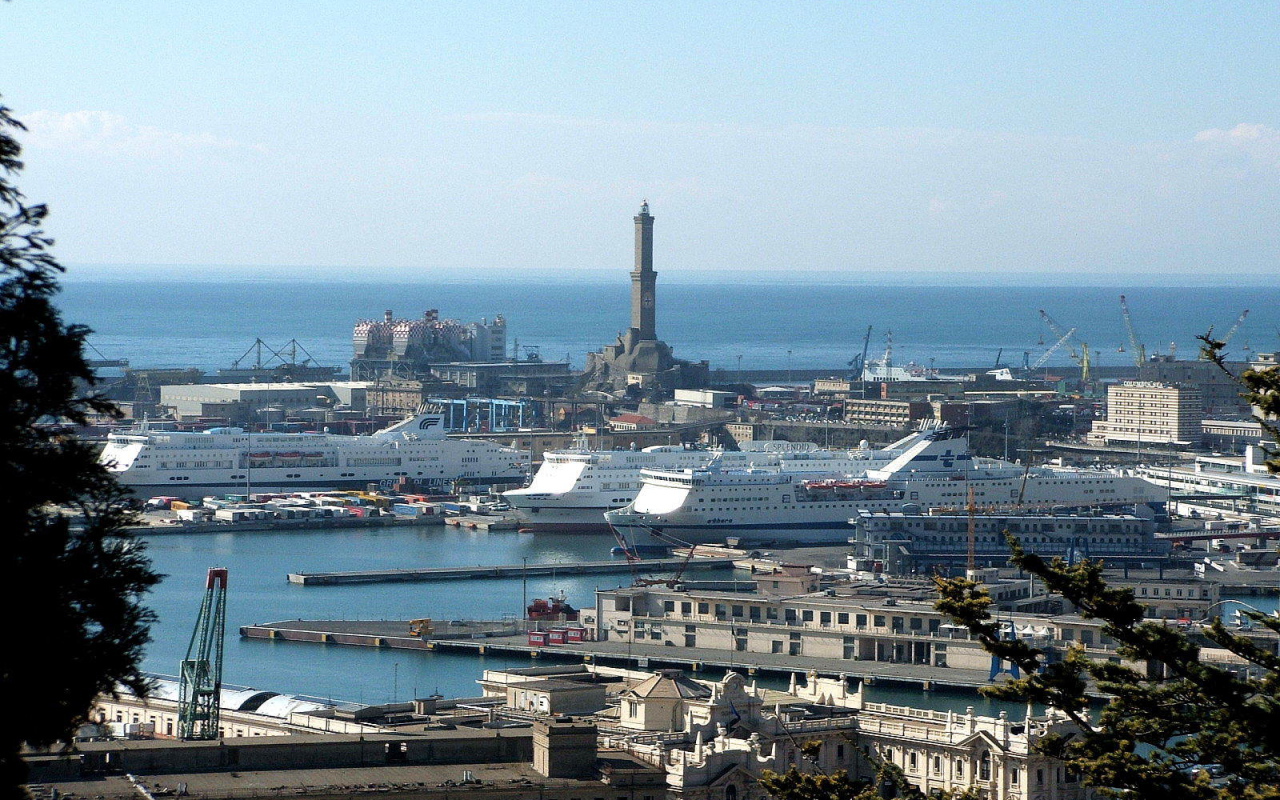 Корабли в порту в Генуе, Италия