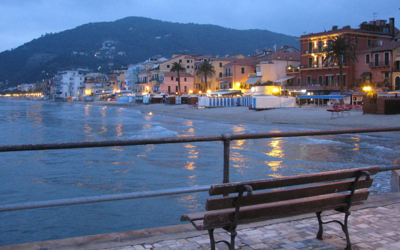 Лавка на набережной на курорте Алассио, Италия