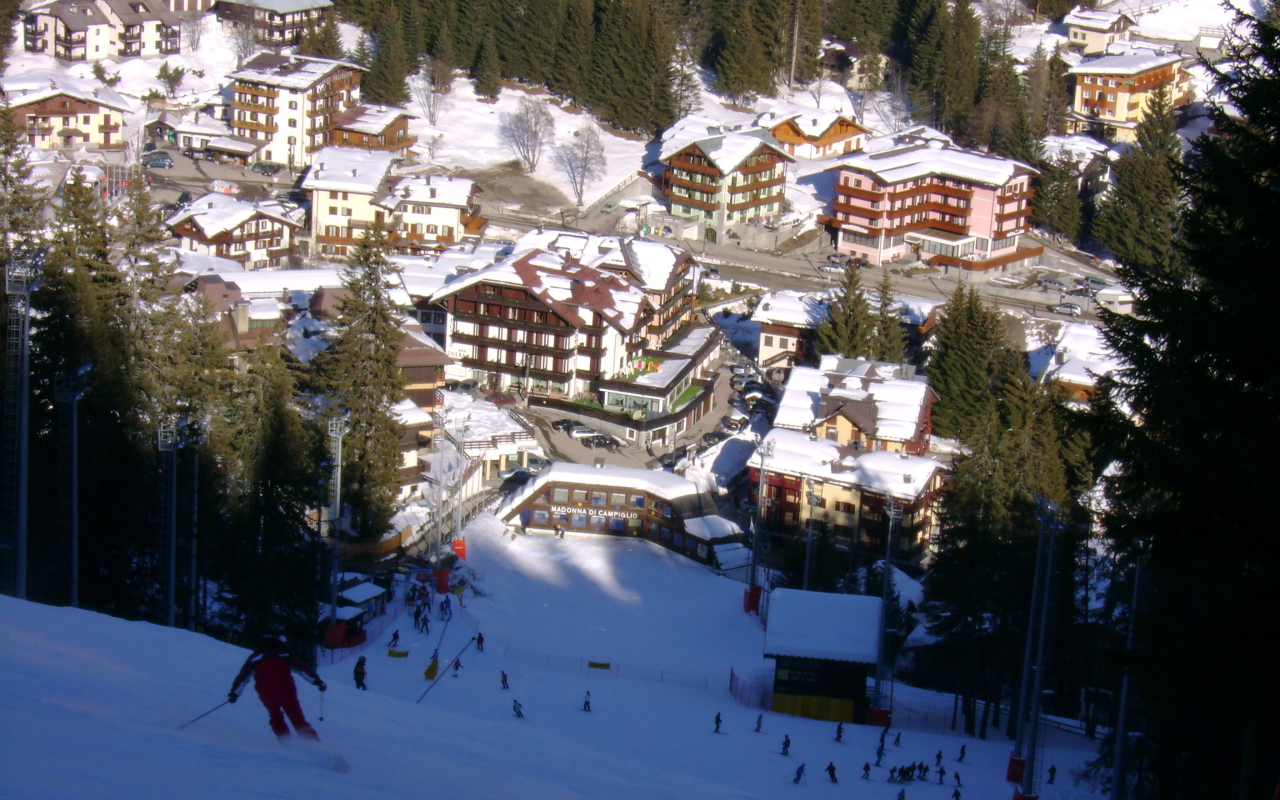 Лыжная трасса на горнолыжном курорте Мадонна ди Кампильо, Италия