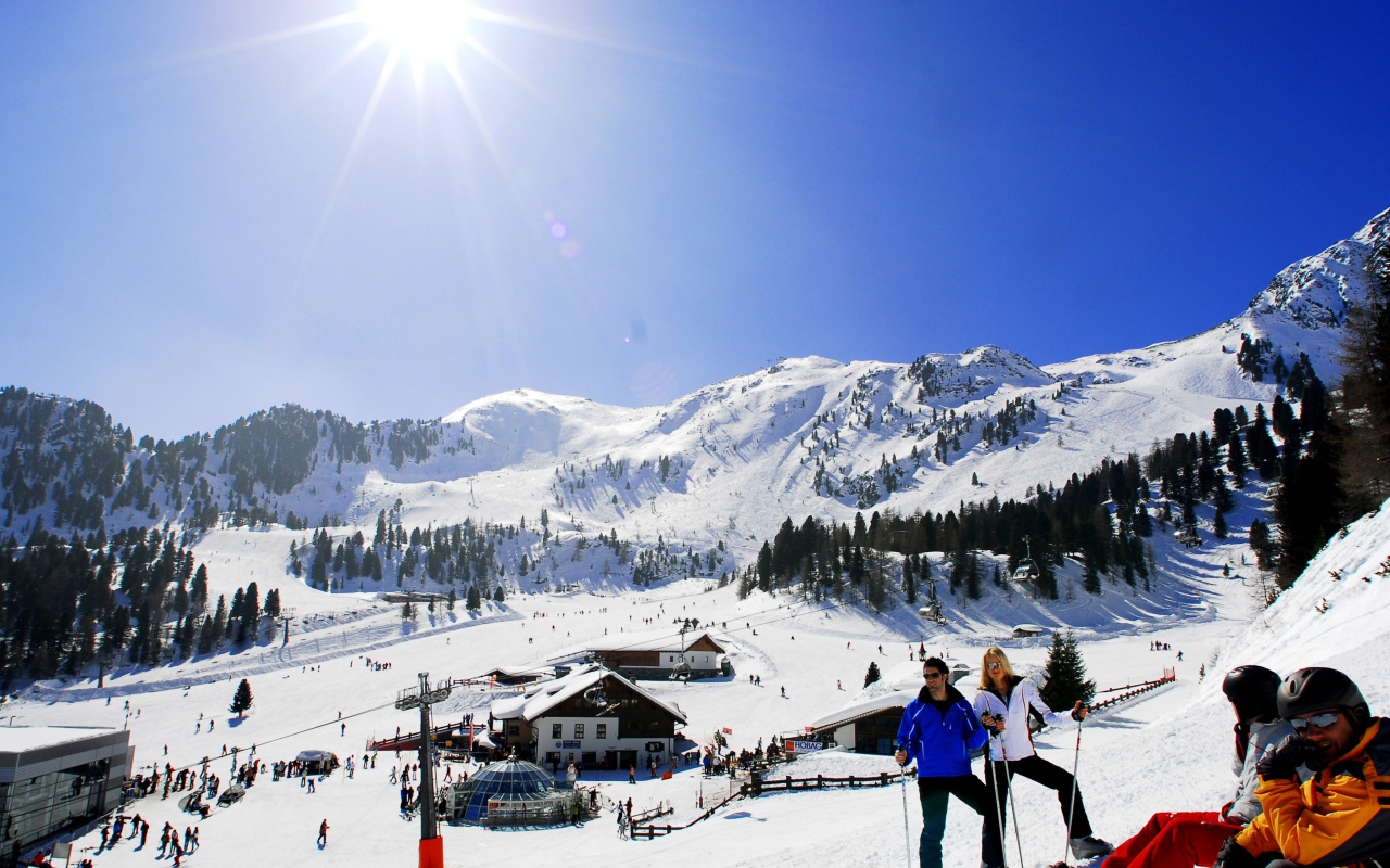 Катание на лыжах на горнолыжном курорте Кортина д'Ампеццо, Италия