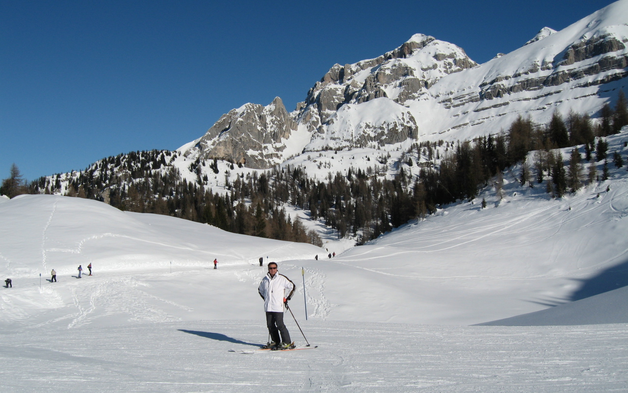 Катание на лыжах на горнолыжном курорте Мадонна ди Кампильо, Италия