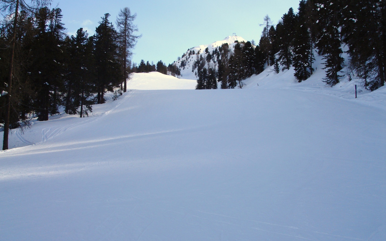 Снежные склоны в окрестностях курорта в Бормио, Италия