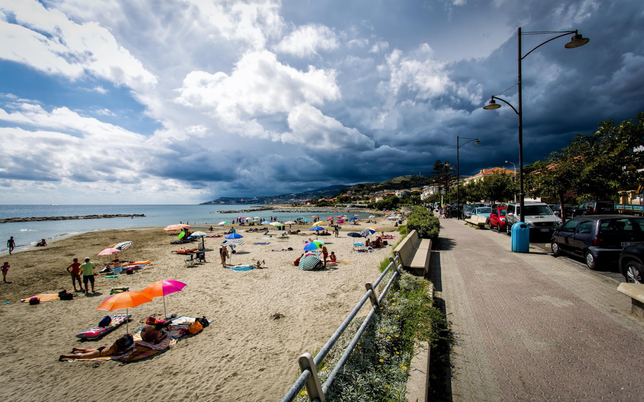 Весенний отдых на пляже в Санто Стефано аль Маре, Италия