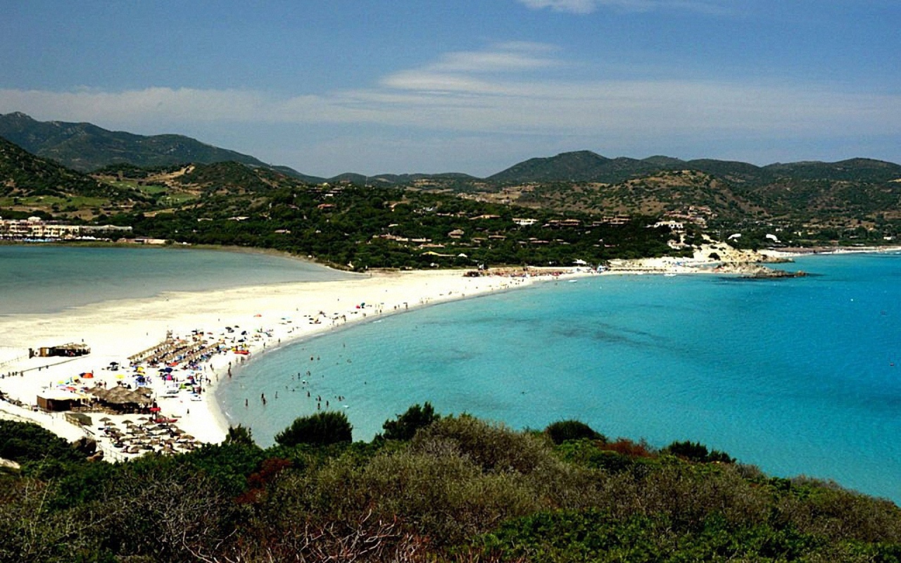Весенний отдых на пляже на острове Сардиния, Италия