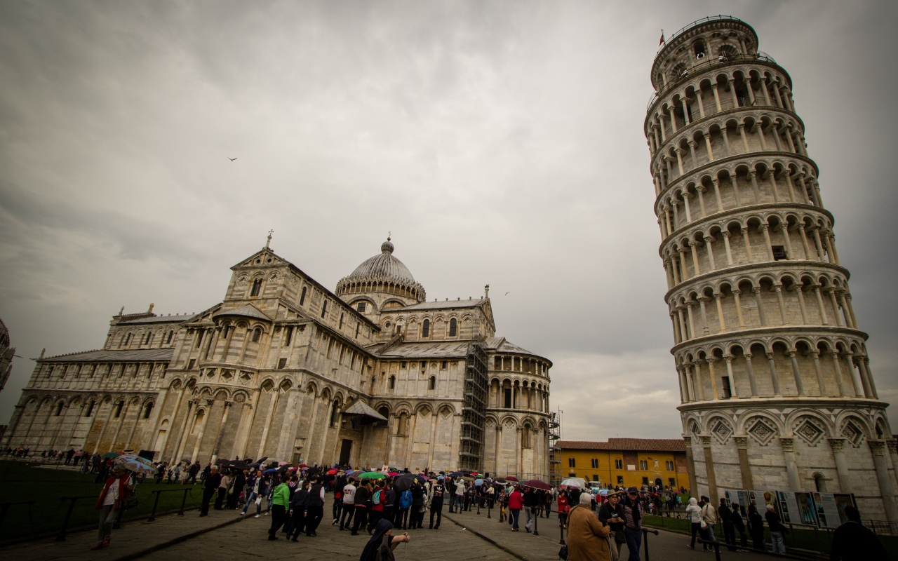 Площадь перед собором в Пизе, Италия