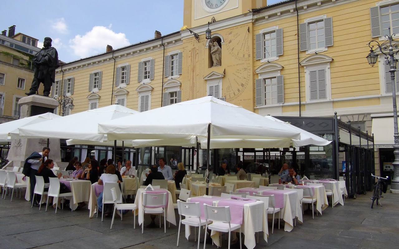 Уличное кафе в Парме, Италия