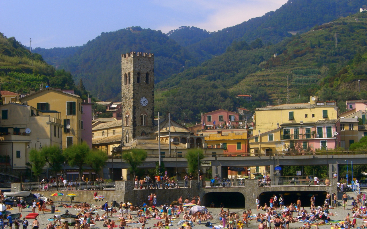 Летний отдых на пляже в Санто Стефано аль Маре, Италия