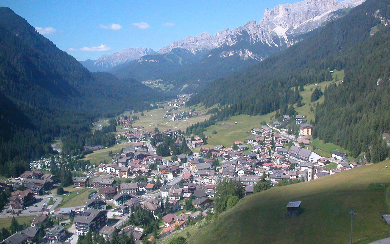 Летний пейзаж на горнолыжном курорте Валь-Ди-Фасса, Италия