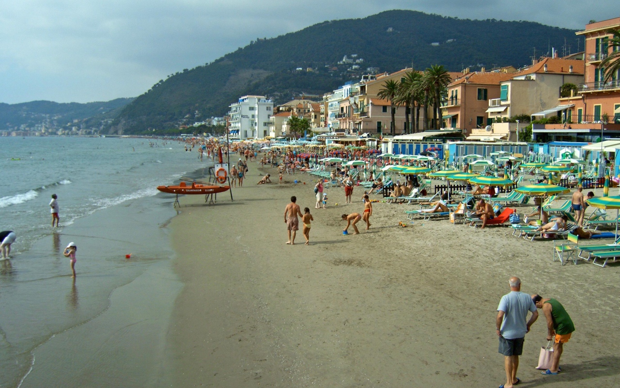 Летний отдых на пляже на курорте Алассио, Италия