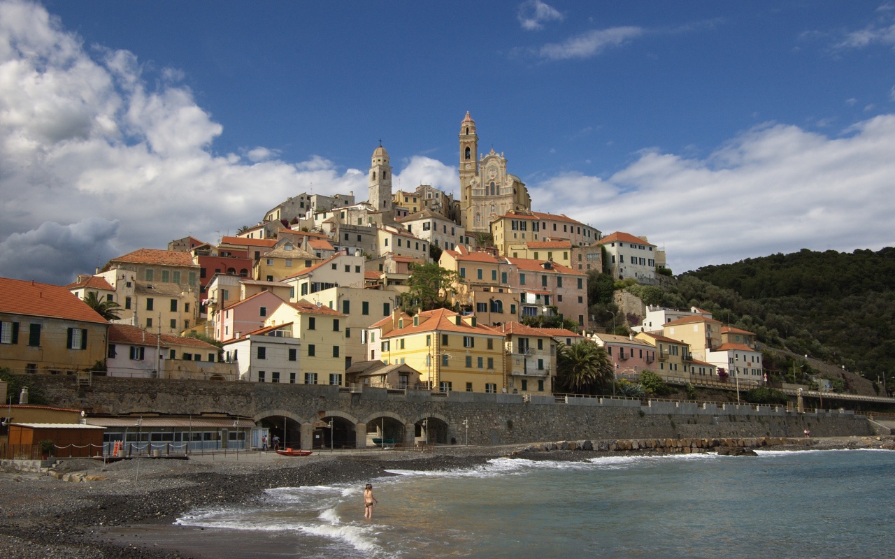 Летний отдых на пляже на курорте Империя, Италия