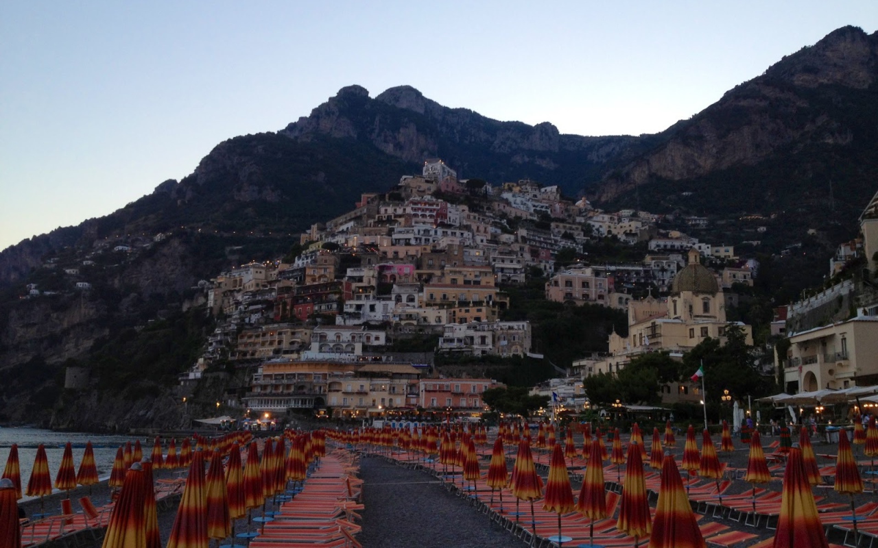 Летний отдых на пляже на курорте Позитано, Италия