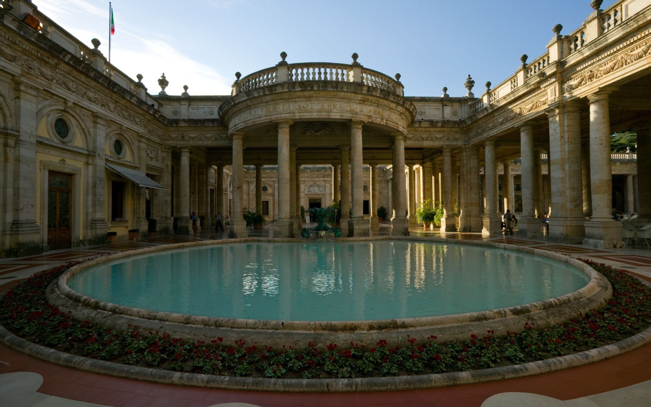 Бассейн на курорте в Монтекатини Терме, Италия