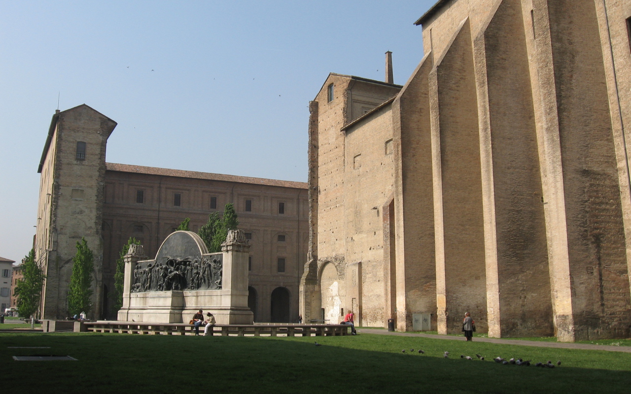 Площадь перед дворцом в Парме, Италия