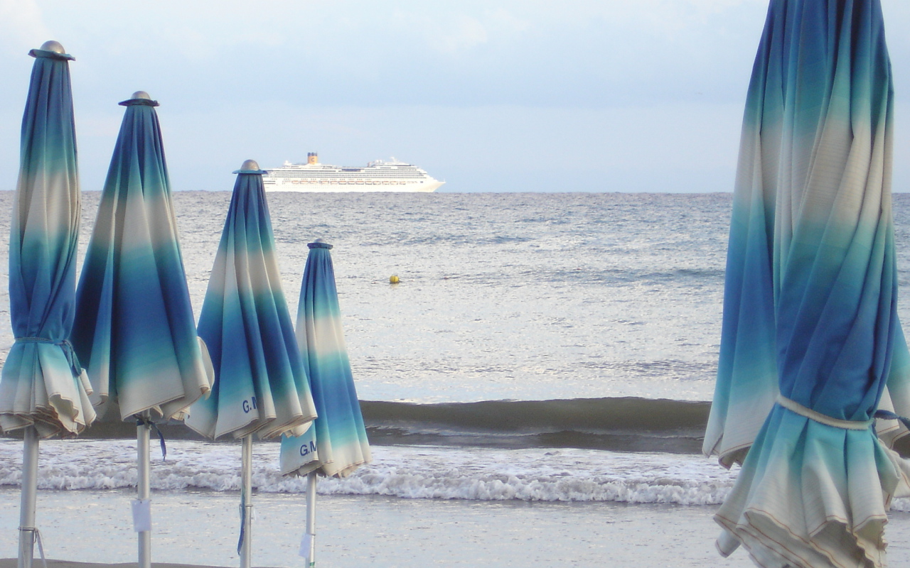 Пляж на курорте Диано Марино, Италия