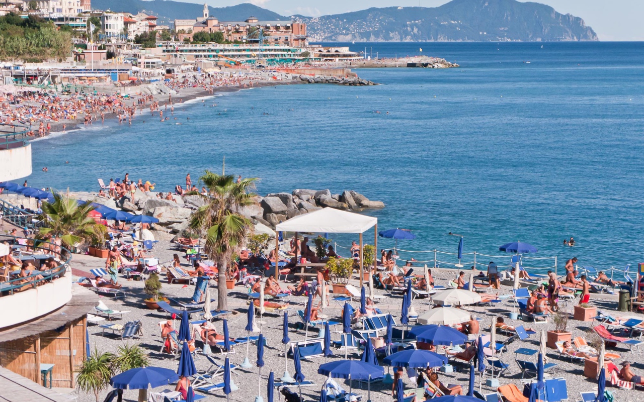 Пляж на курорте Рапалло, Италия