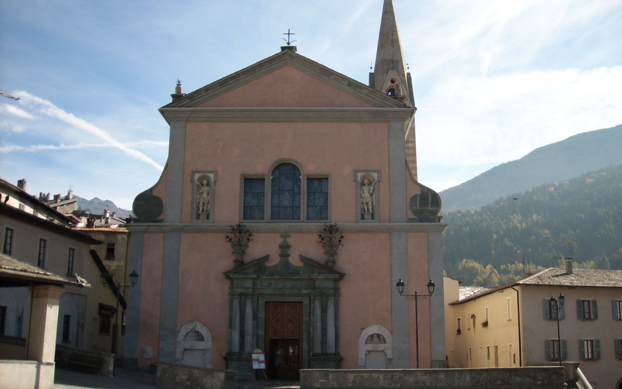 Старинная церковь на курорте в Бормио, Италия