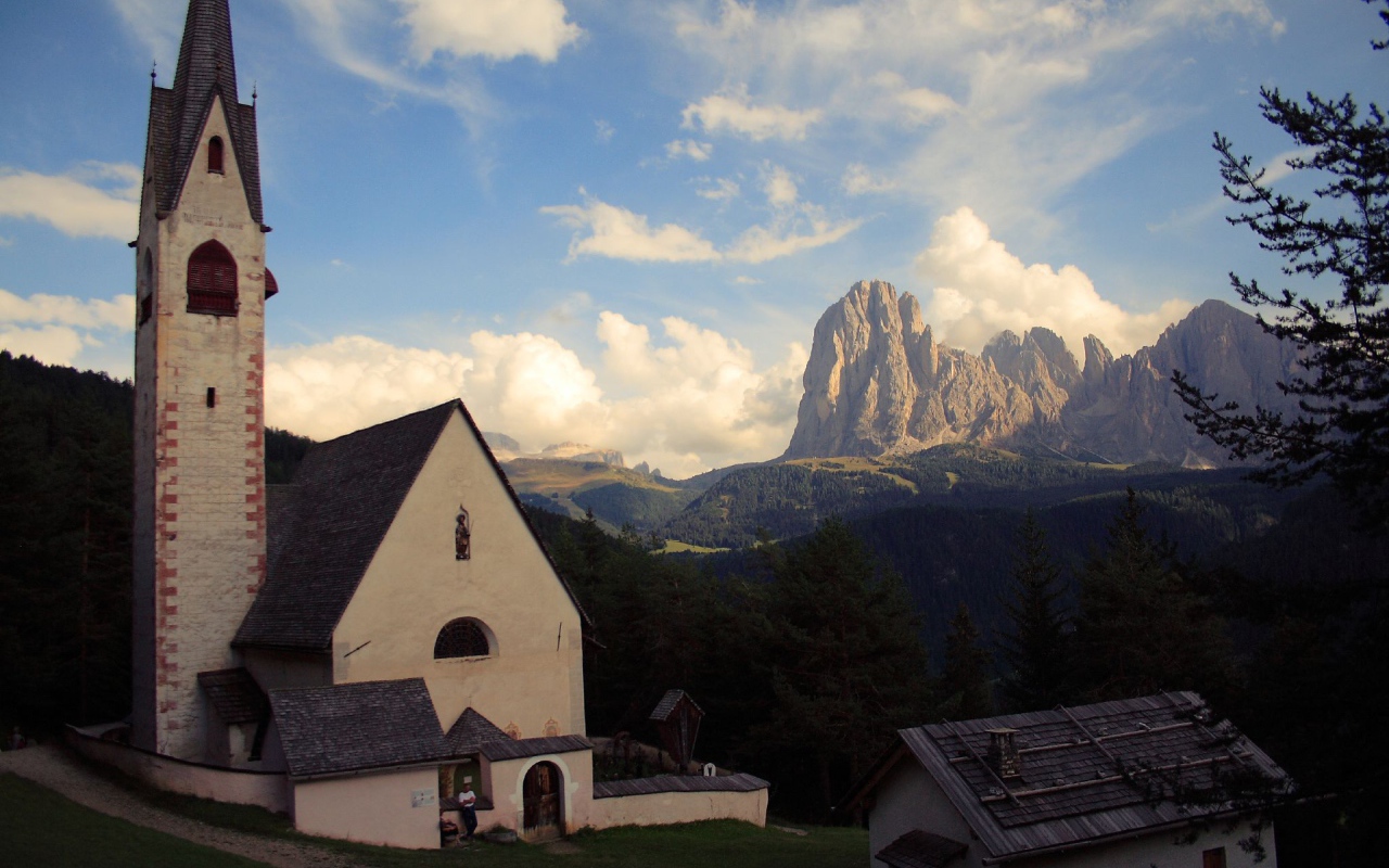 Старинная церковь на курорте Ортизей, Италия