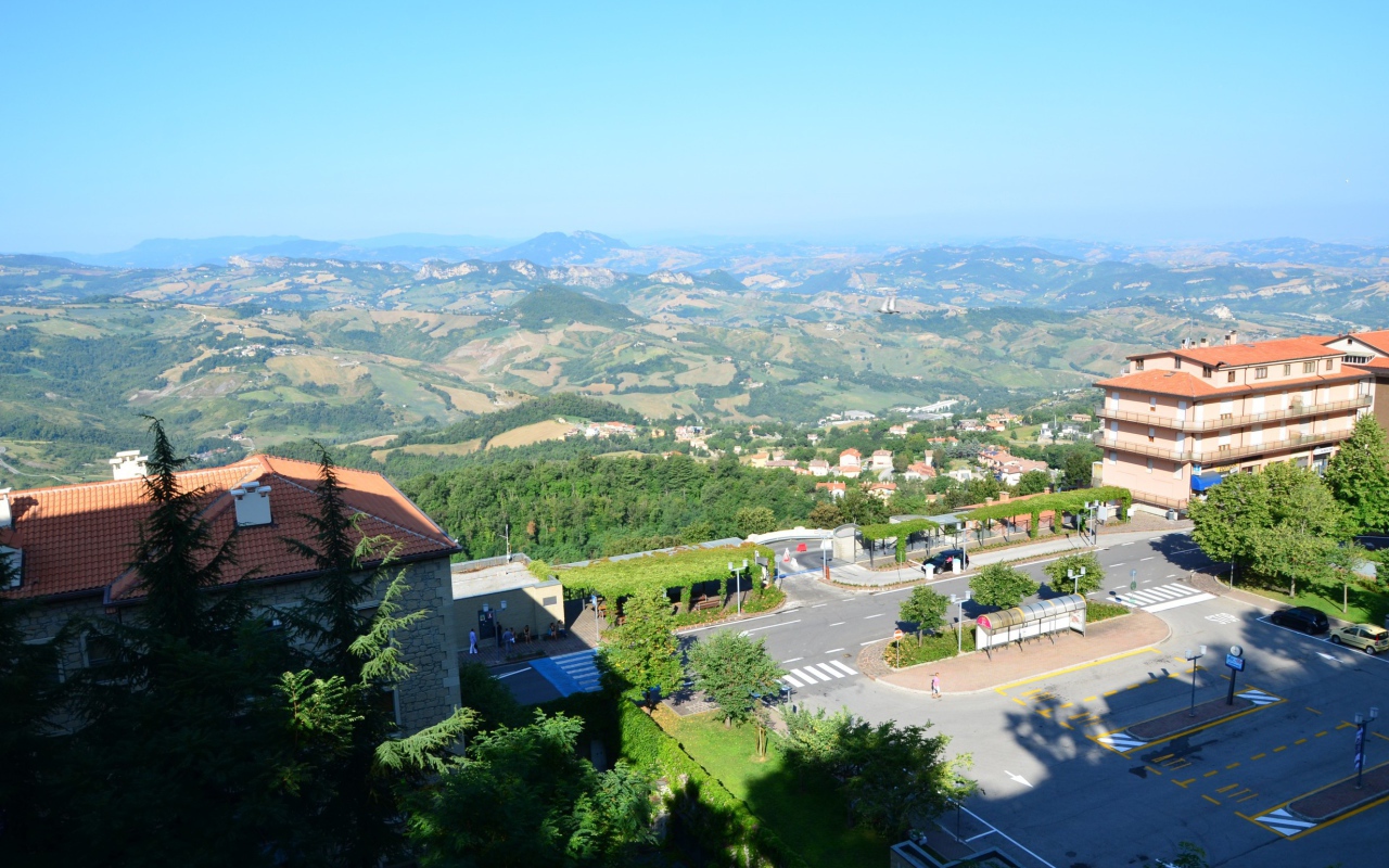 Вид со стены крепости в Сан Марино, Италия